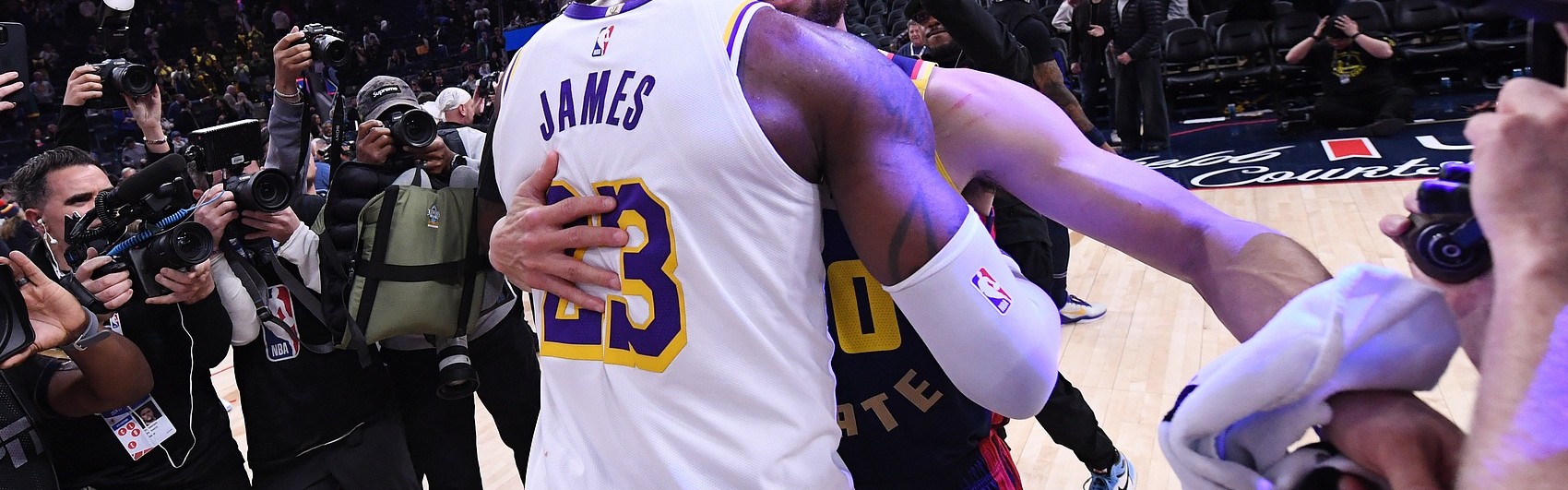 半岛体育官网-Spears：休赛期肯定会有强援加入勇士的 无论是字母哥或者詹姆斯