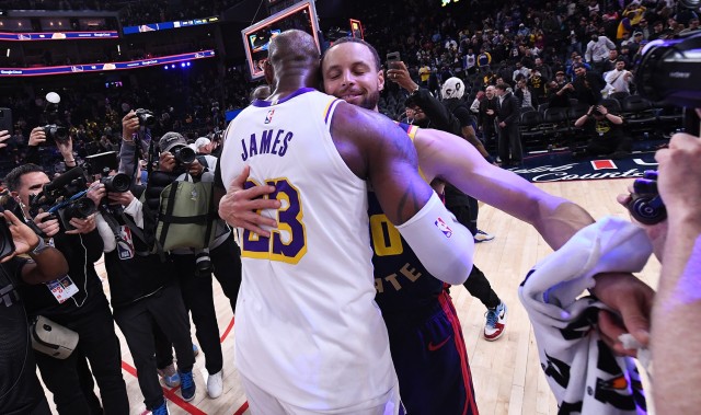 半岛体育官网-Spears：休赛期肯定会有强援加入勇士的 无论是字母哥或者詹姆斯