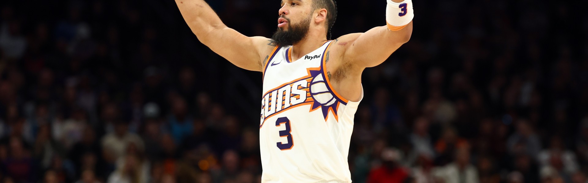 主攻手！狄龙半场12中7砍下全队最高15分外加3篮板